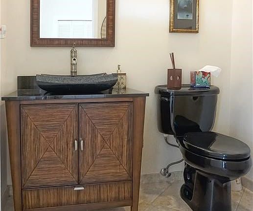 Powder Room located just off foyer