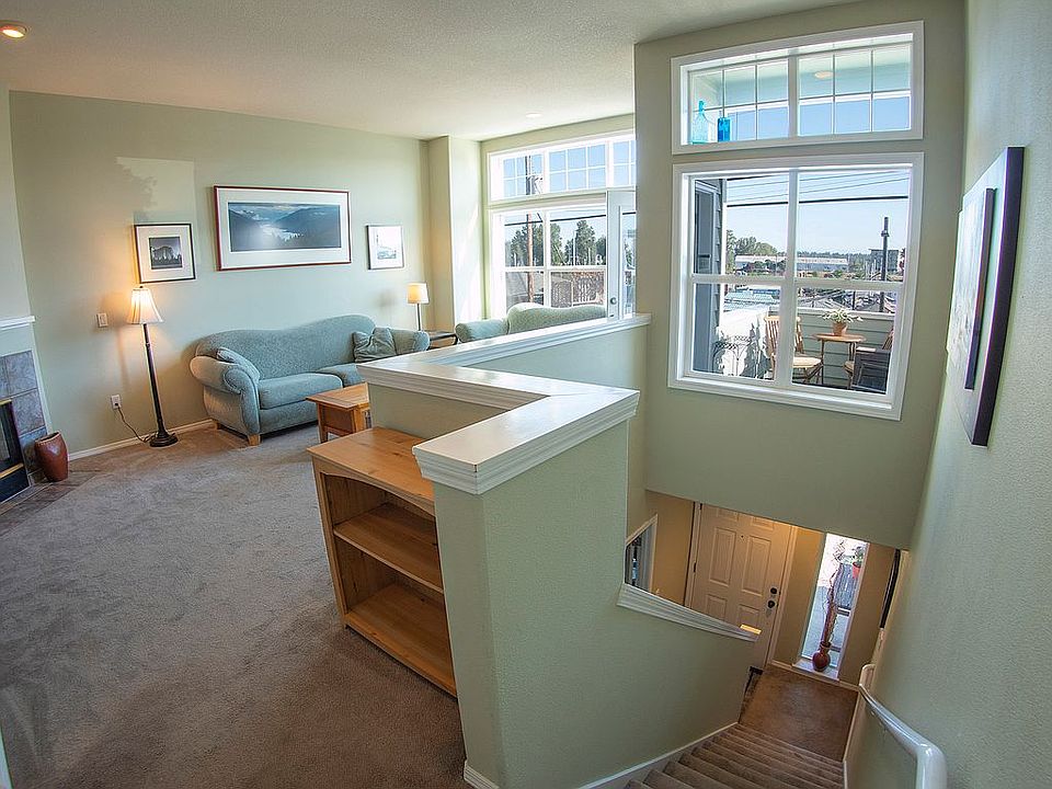 Living room (2nd level)