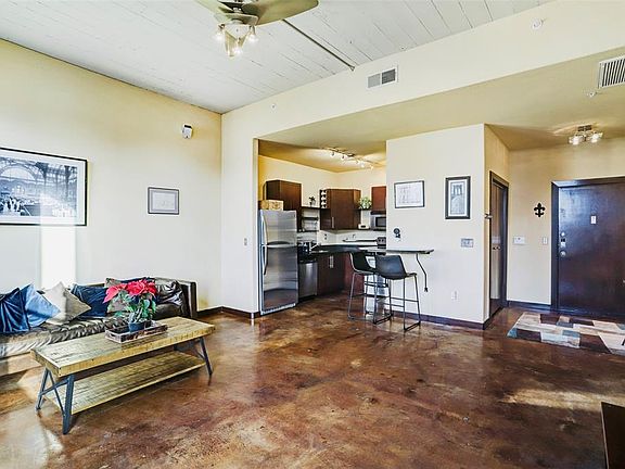 4th image of 2205 McKinney St APT 512