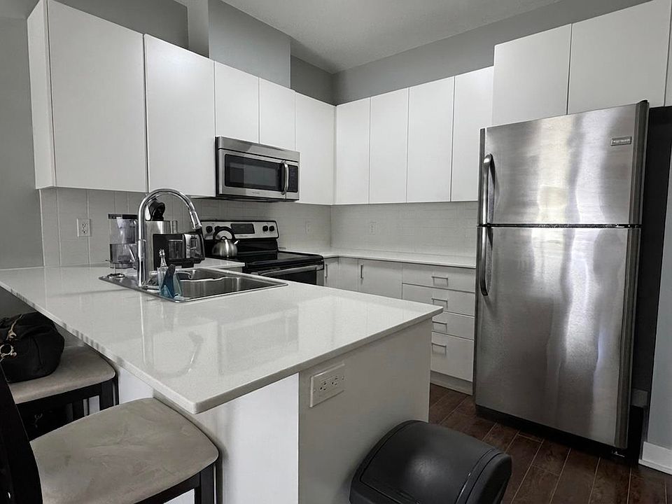 1st image of 20460 Douglas Cres #414