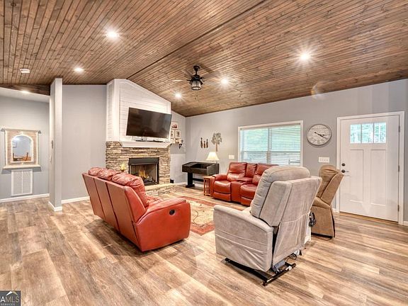 4th image of 110 Hampton Rd #3