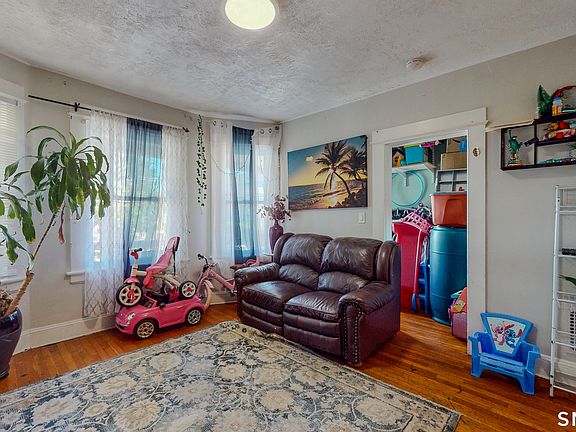 4th image of 107 Fairview Avenue