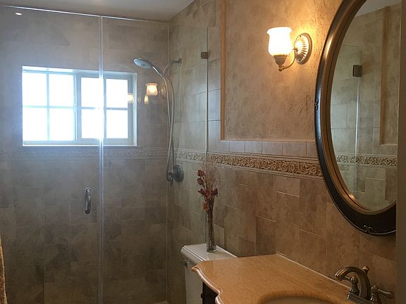 2nd mast/guest bath en-suite