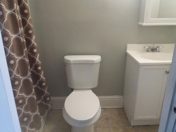 This is the old bathroom which has been remodeled. New photos coming soon.