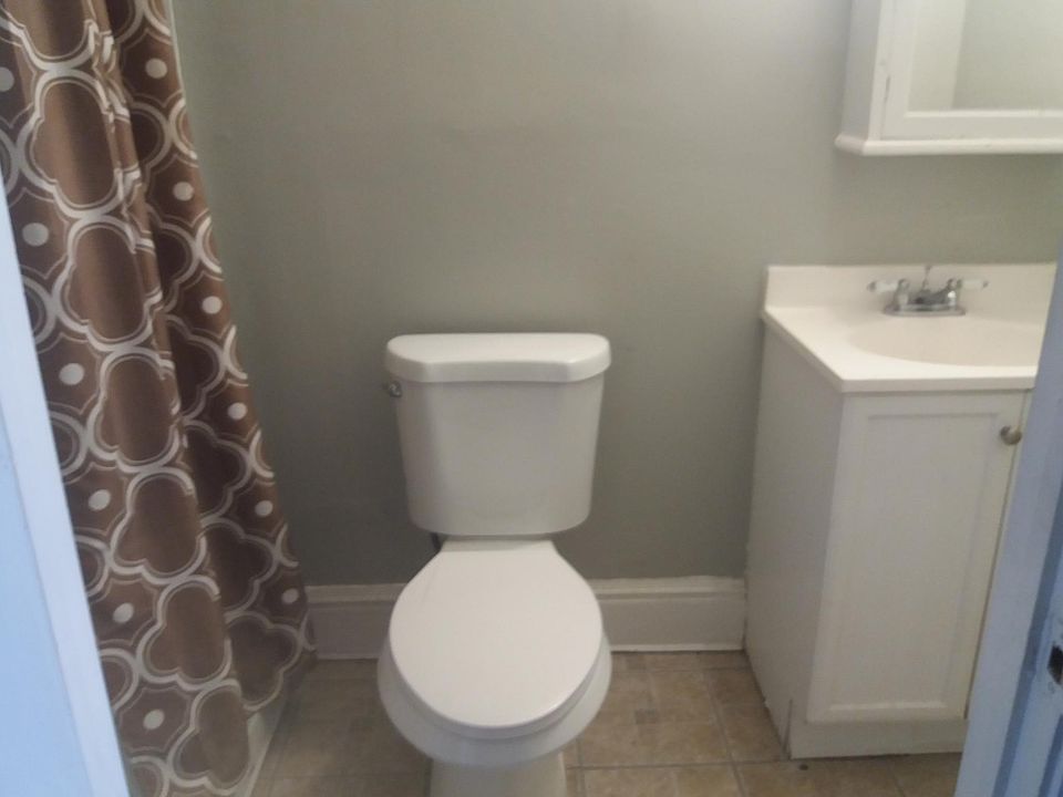 This is the old bathroom which has been remodeled. New photos coming soon.