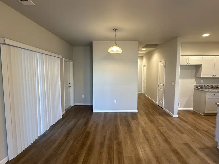 514 S Summit St #101-103 — Photo 3