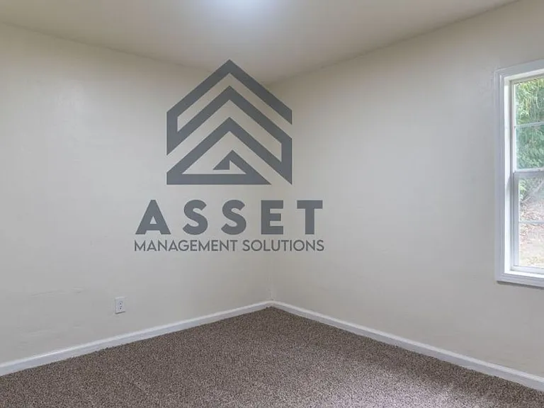 1040 Sycamore Dr — Photo 15
