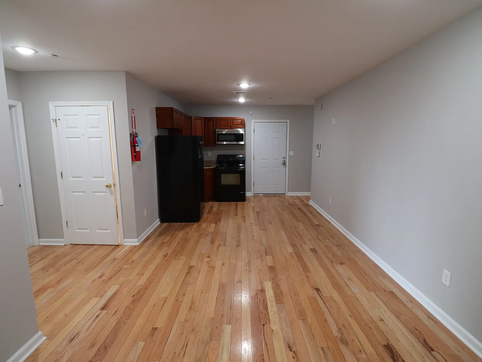 5 bed, 1200 sqft, $2,875 — Photo 2