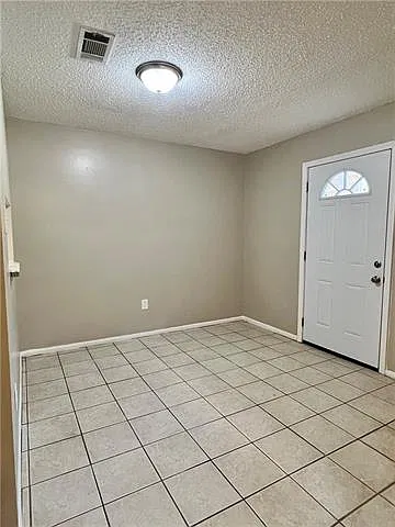 3 bed, 2.0 bath, 1100 sqft, $1,300 — Photo 4