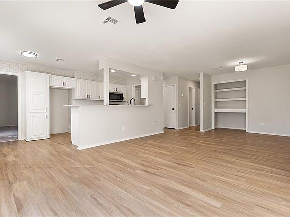 4th image of 1100 N Doris Ave