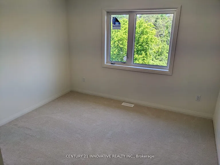 38 Lahey Cres — Photo 4