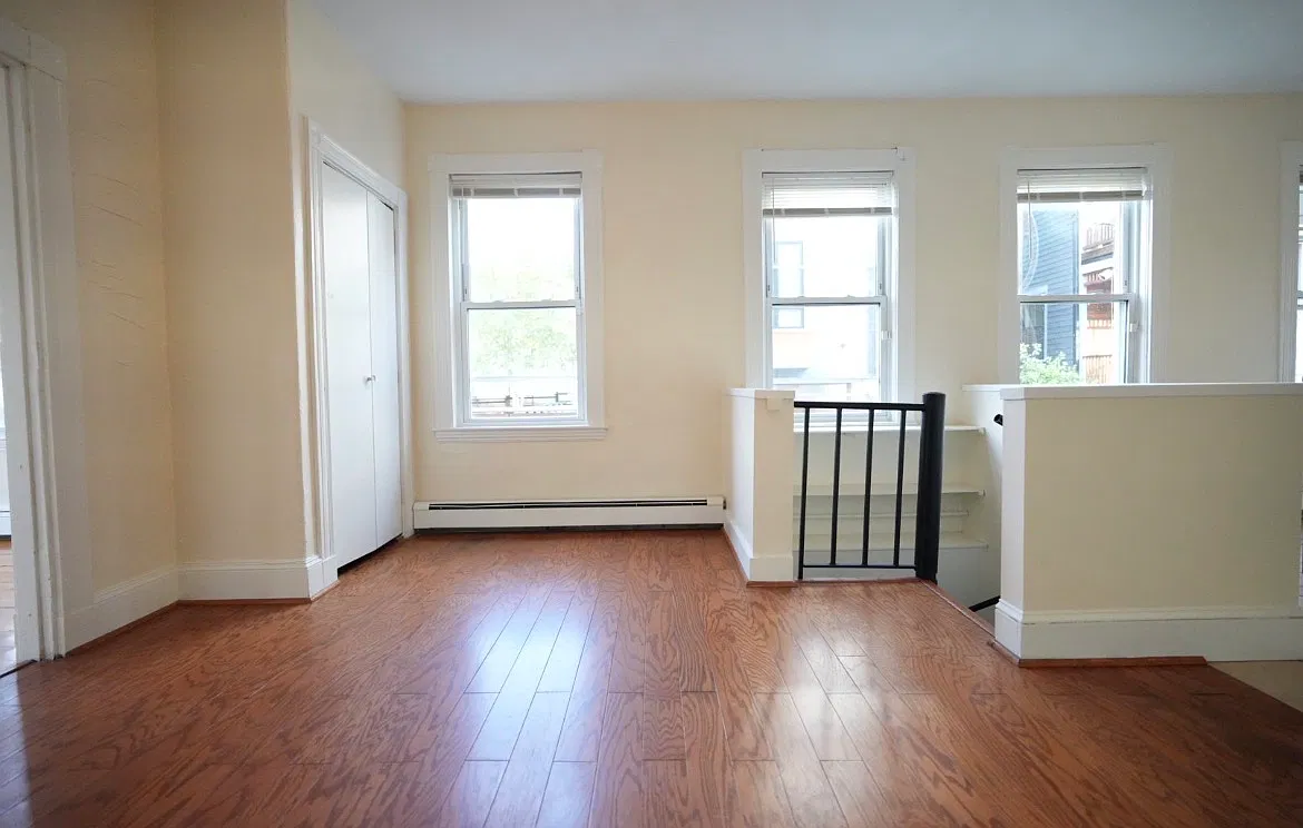 3 bed, 9999 sqft, $3,200 — Photo 2