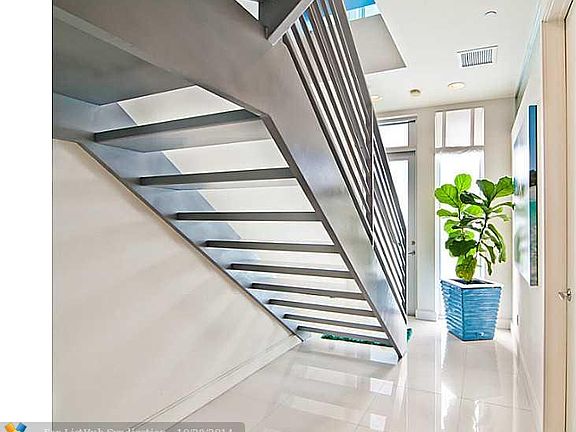5th image of 2725 NE 1st St #2725