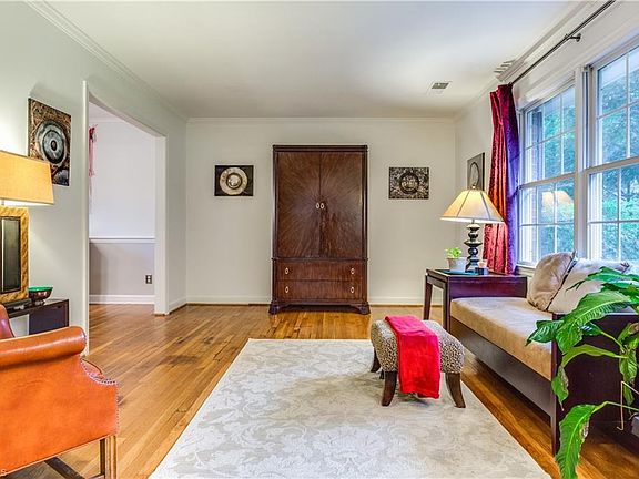 4th image of 210 Beverly Pl