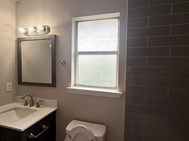 805 Malden Cv — Photo 20
