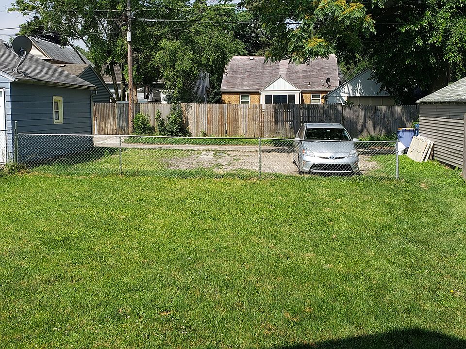 Backyard- 2 parking spots