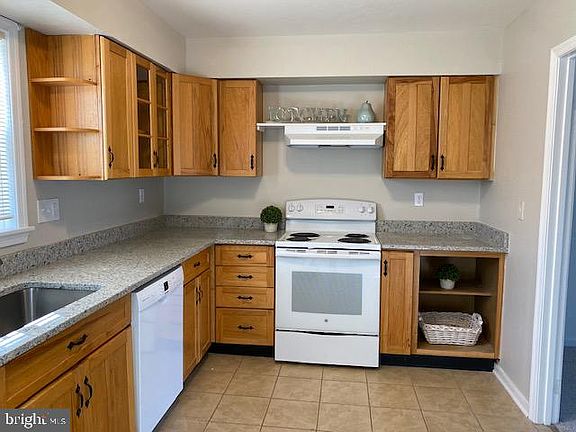 3rd image of 98 Leeds Ct W
