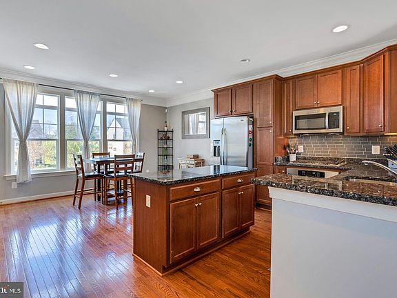 4th image of 214 Woodstream Blvd