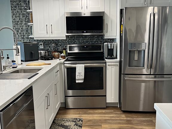 Everything a true chef could want is in this remodeled kitchen. Keurig coffee machine, Air fryer, KitchenAid mixer, blender, crockpot, food processor and more appliances. Plenty of pots and pans, baking pans, utensils and knives to cook any gourmet meal.