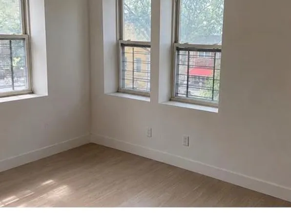1035 E 214th St #2, Bronx, NY 10469