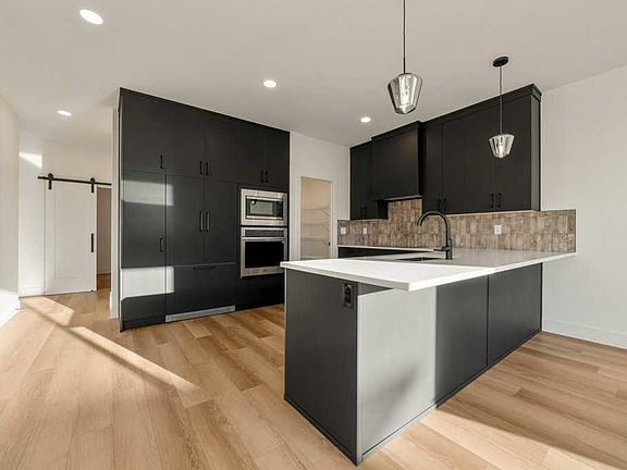 3rd image of 6 Miners Rd W