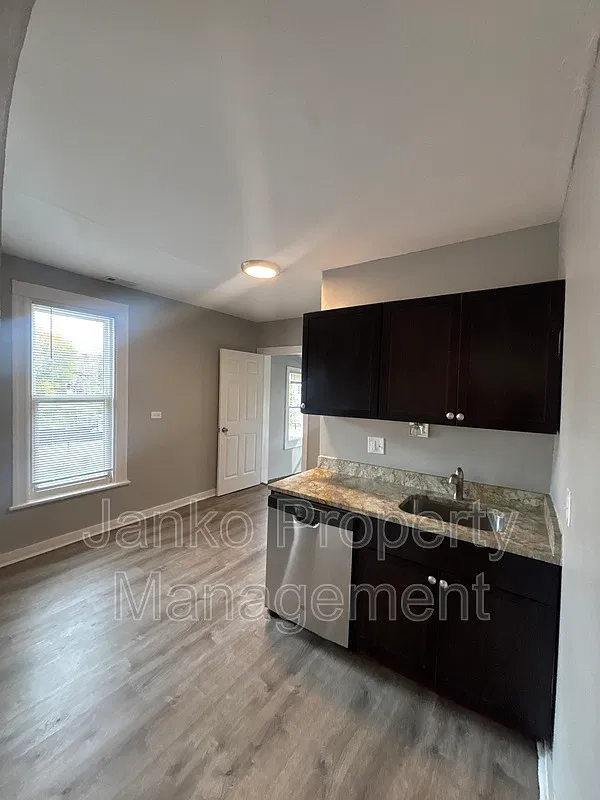 2 bed, 1.0 bath, $1,400 — Photo 1