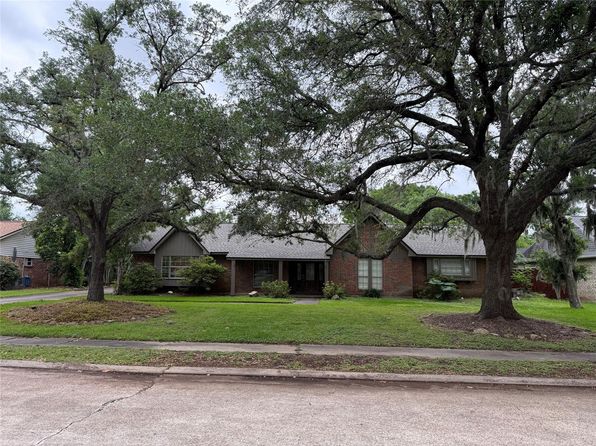 126 Catalpa St, Lake Jackson, TX 77566
