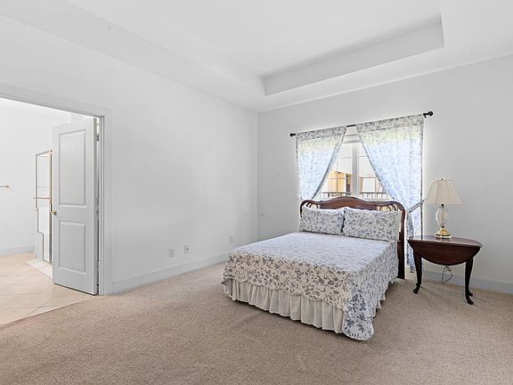 4th image of 444 Summit Cir