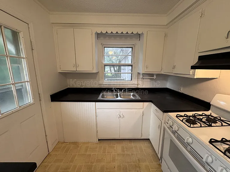 2106 Knightsbridge Rd — Photo 7