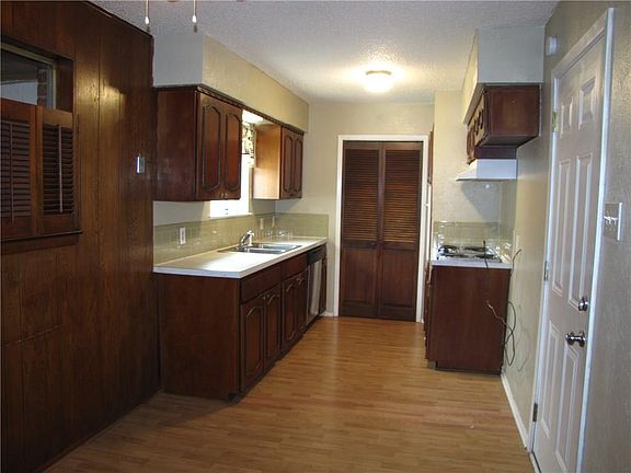 5th image of 709 SW Hillside Dr