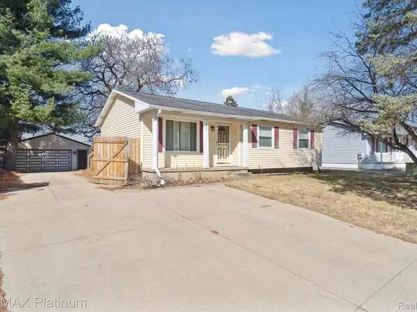 430 Wild Oak Ln, Perry, MI 48872