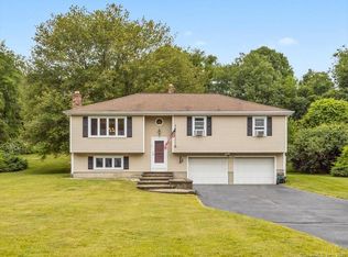 7 Lena Dr, Uncasville, CT 06382