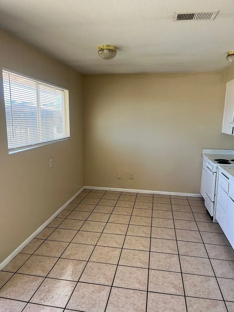 Daley St- 2028 — Photo 3
