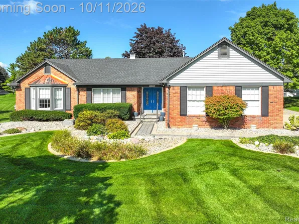 24923 White Plains Dr, Novi, MI 48374