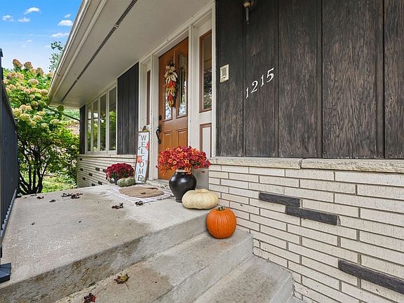 3rd image of 1215 Kelly Ln