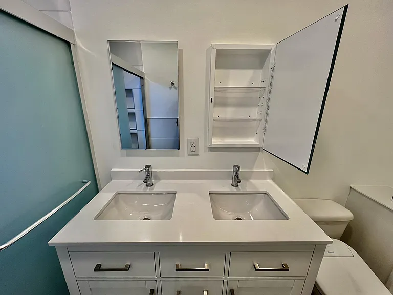 Double vanity with medicine cabinet storage