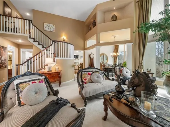 709 NE Lake Pointe Dr, Lees Summit, MO 64064