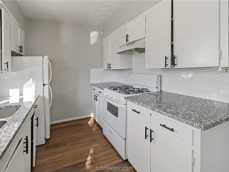1014 E 23rd St — Photo 3