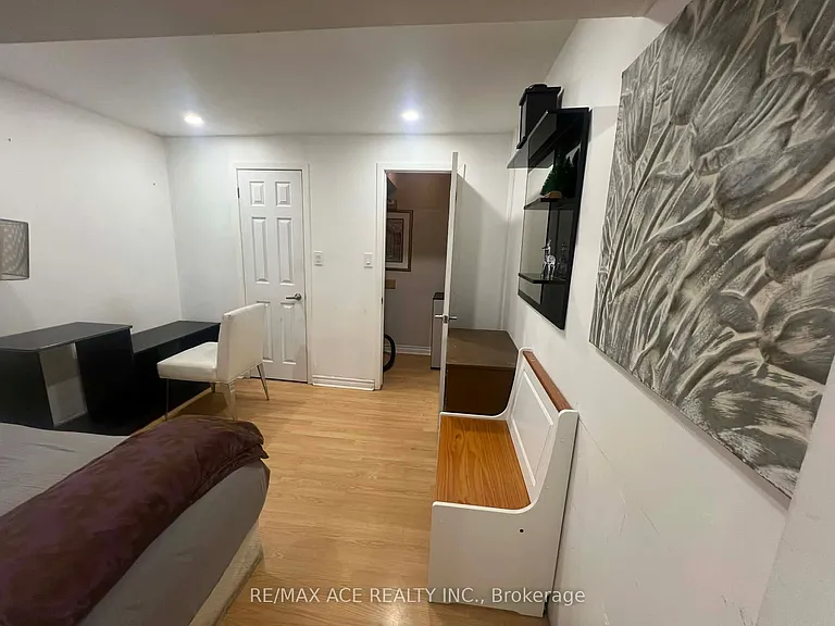 3715 Saint Clair Ave E #BASEMENT — Photo 4