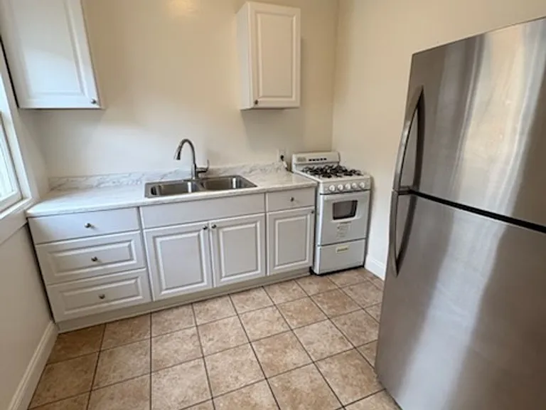 1058 Molino Ave — Photo 2