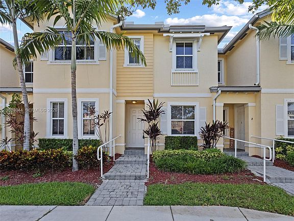 3rd image of 132 SE 28th Pl Unit 7