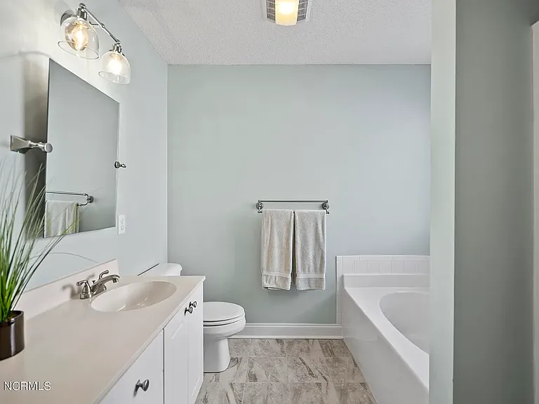 724 Hillside Dr — Photo 8