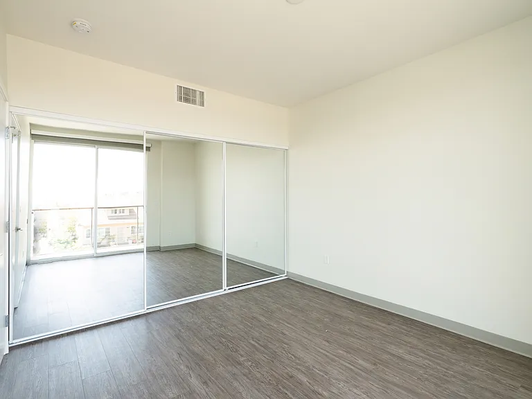 2828 Broadway — Photo 8