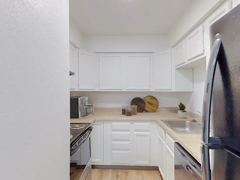 Riviera Apartments — Photo 13