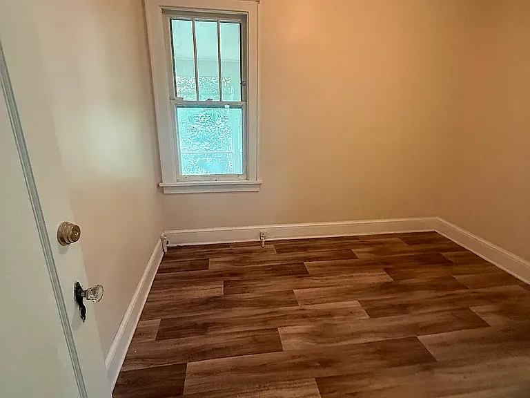 2115 Burdett Ave — Photo 10