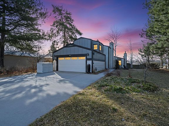 3rd image of 801 Parkview Dr