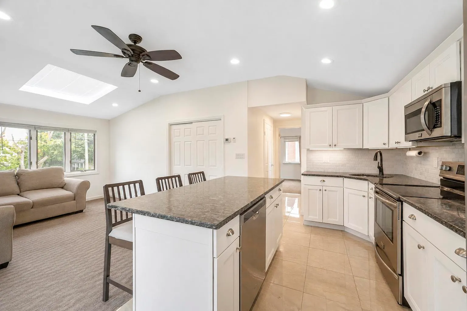 2 bed, $2,500 — Photo 4