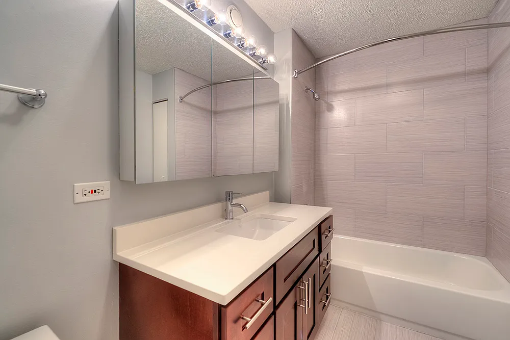 1 bed, 820 sqft, $2,542 — Photo 2