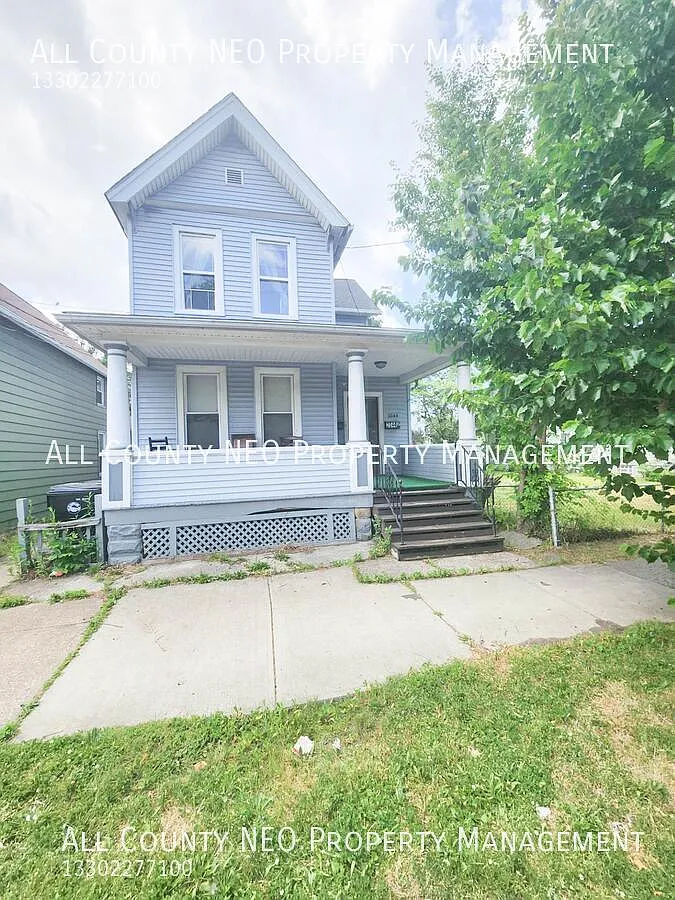 Welcome to this 2 bedroom, 1 bath unit in Ohio City. — Photo 1