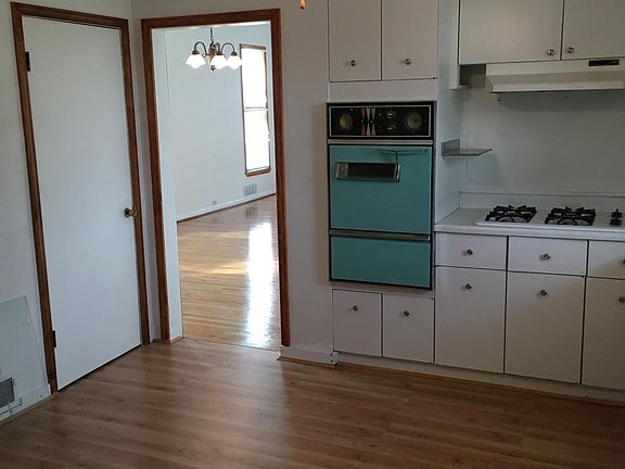 kitchen and retro oven (which works!!)